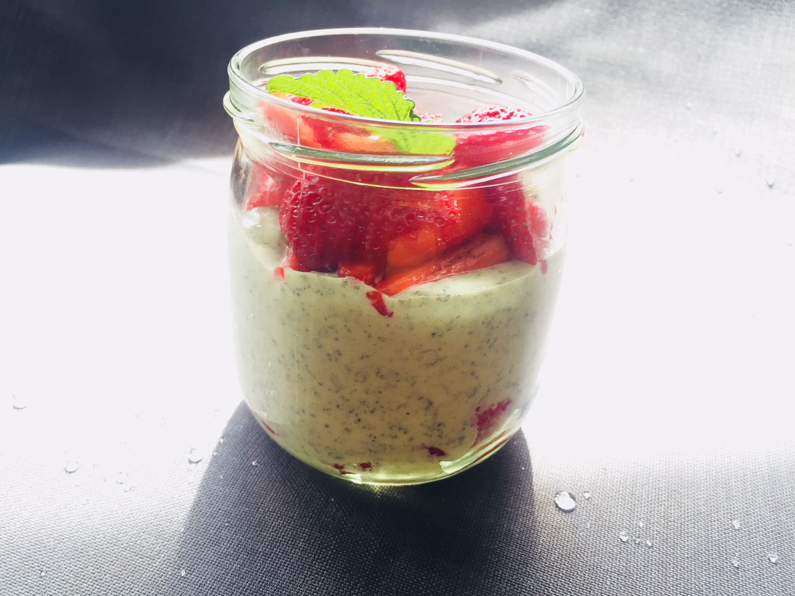 Minze-Joghurt mit Erdbeeren – GVG – Voigt-Gempp
